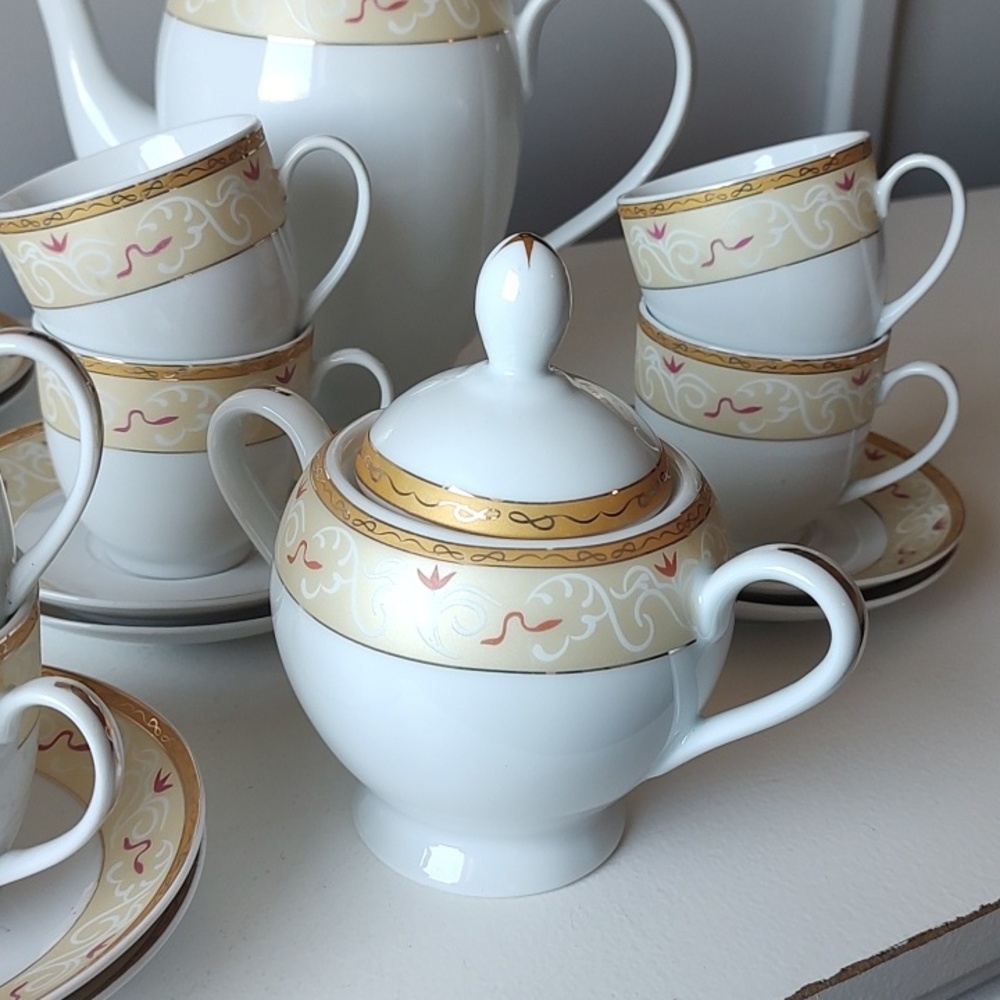 Tea Set Bundle Including 8 Cups With Matching Saucers - Picture 5 of 11